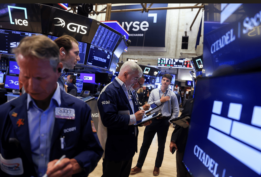 Operadores na NYSE (Foto: Bloomberg)