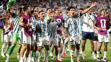 Jogadores da Argentina comemoram após a partida, com a classificação da equipe para as semifinais da Copa do Mundo