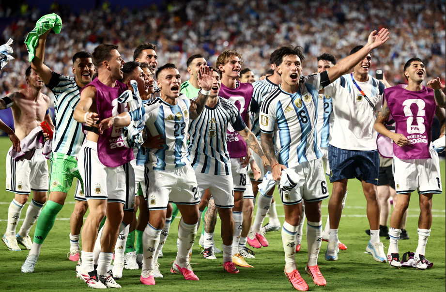 Jogadores da Argentina comemoram após a partida, com a classificação da equipe para as semifinais da Copa do Mundo