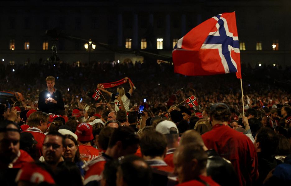Sonho da Copa chega ao fim, mas festa continua entre orgulhosos torcedores da Noruega
