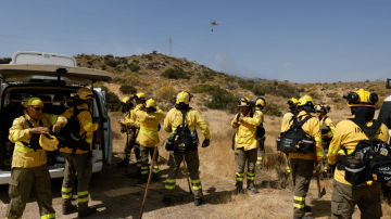 Bombeiros se preparam antes de entrar na área afetada pelo incêndio florestal em Sorbas, província de Almería , Espanha