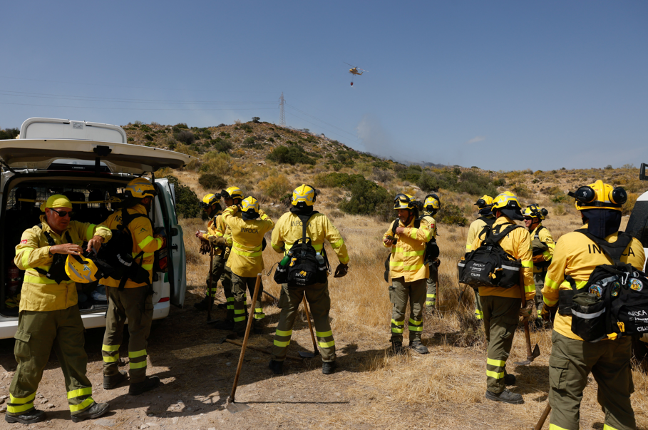 Bombeiros se preparam antes de entrar na área afetada pelo incêndio florestal em Sorbas, província de Almería , Espanha , em 12 de julho de 2026. REUTERS/Jon Nazca

