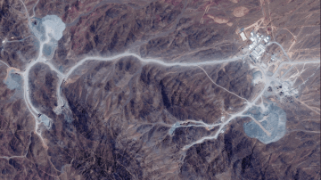Uma imagem de satélite mostra entradas de túneis na Montanha Pickaxe, na instalação nuclear de Natanz, perto de Natanz, Irã, em 30 de junho de 2026