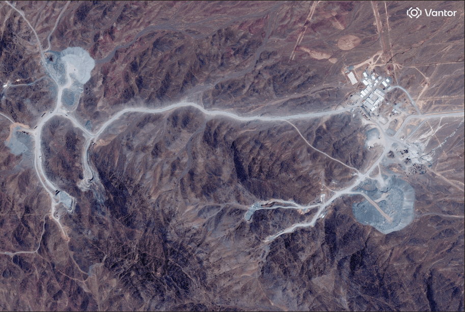 Uma imagem de satélite mostra entradas de túneis na Montanha Pickaxe, na instalação nuclear de Natanz, perto de Natanz, Irã, em 30 de junho de 2026
