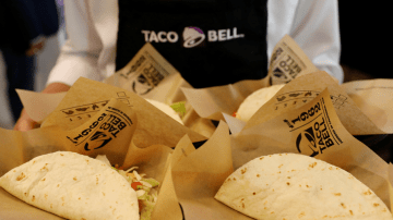Garçom segura comida durante cerimônia de inauguração de restaurante Taco Bell em Bangcoc