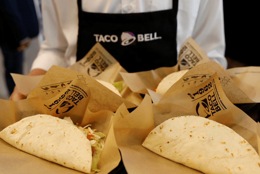 Garçom segura comida durante cerimônia de inauguração de restaurante Taco Bell em Bangcoc