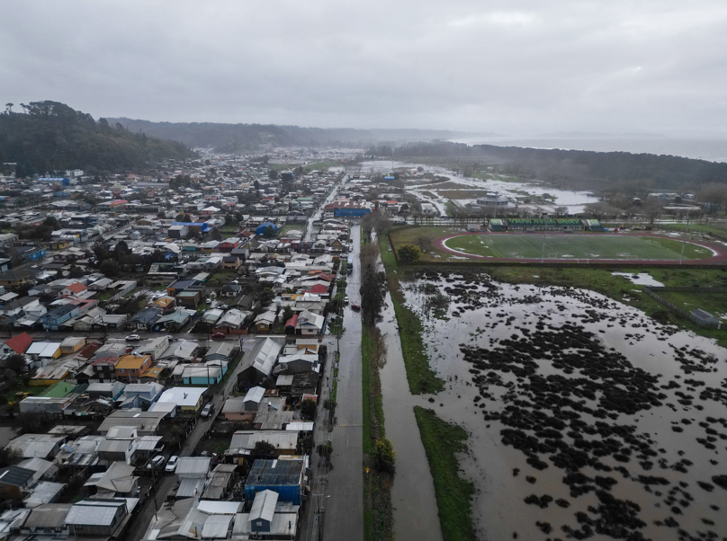 Vista aérea (via drone) de uma área inundada pelas chuvas decorrentes de uma frente meteorológica que levou as autoridades chilenas a declarar estado de emergência preventivo no início da semana, em Arauco, Chile