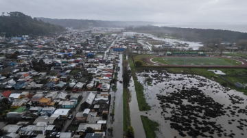 Vista aérea (via drone) de uma área inundada pelas chuvas decorrentes de uma frente meteorológica que levou as autoridades chilenas a declarar estado de emergência preventivo no início da semana, em Arauco, Chile