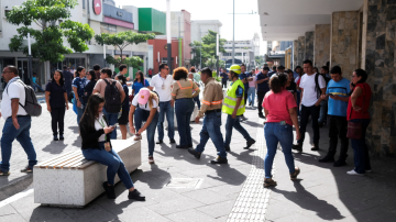 Pessoas deixam prédio em San Salvador após forte terremoto atingir costa no sul do México, acionando um alerta de tsunami e sacudindo prédios nos vizinhos Guatemala e El Salvador 17 de julho de 2026