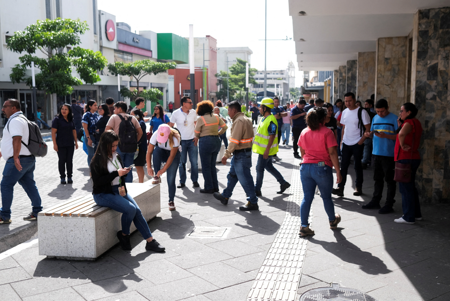 Pessoas deixam prédio em San Salvador após forte terremoto atingir costa no sul do México, acionando um alerta de tsunami e sacudindo prédios nos vizinhos Guatemala e El Salvador 17 de julho de 2026