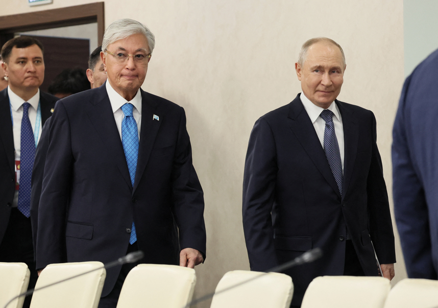 Ao lado de Putin, presidente do Cazaquistão pede congelamento de guerra na Ucrânia