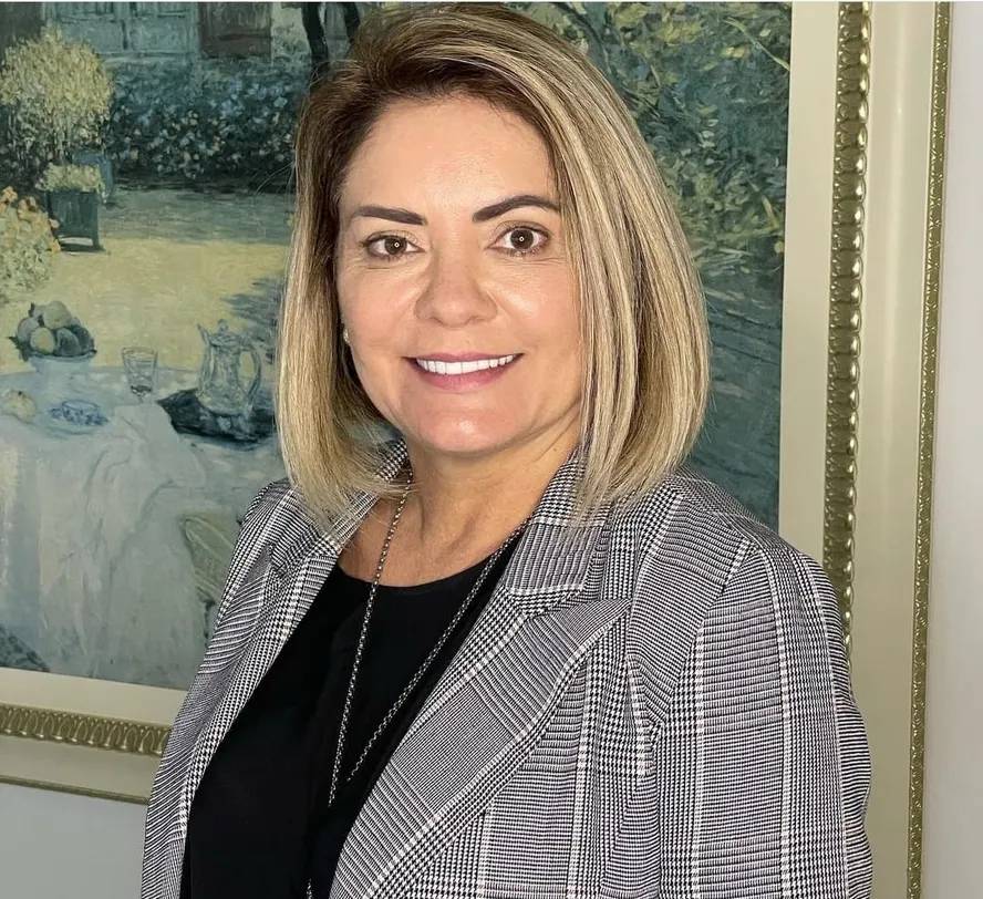 TRE-DF bloqueia R$ 227 mil de ex-esposa de Bolsonaro por dívida de campanha
