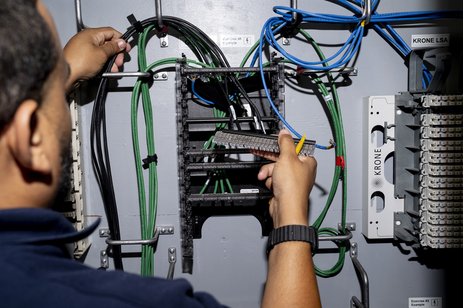Por que empresas de IA estão recrutando eletricistas e carpinteiros aos milhares