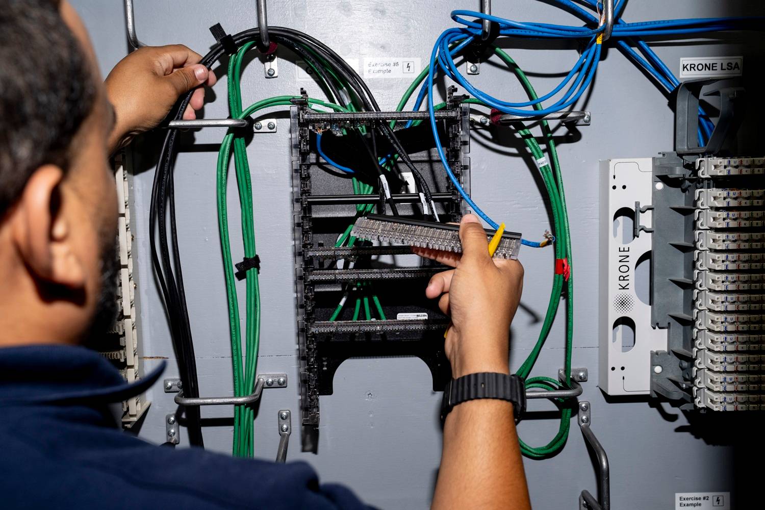 Por que empresas de IA estão recrutando eletricistas e carpinteiros aos milhares