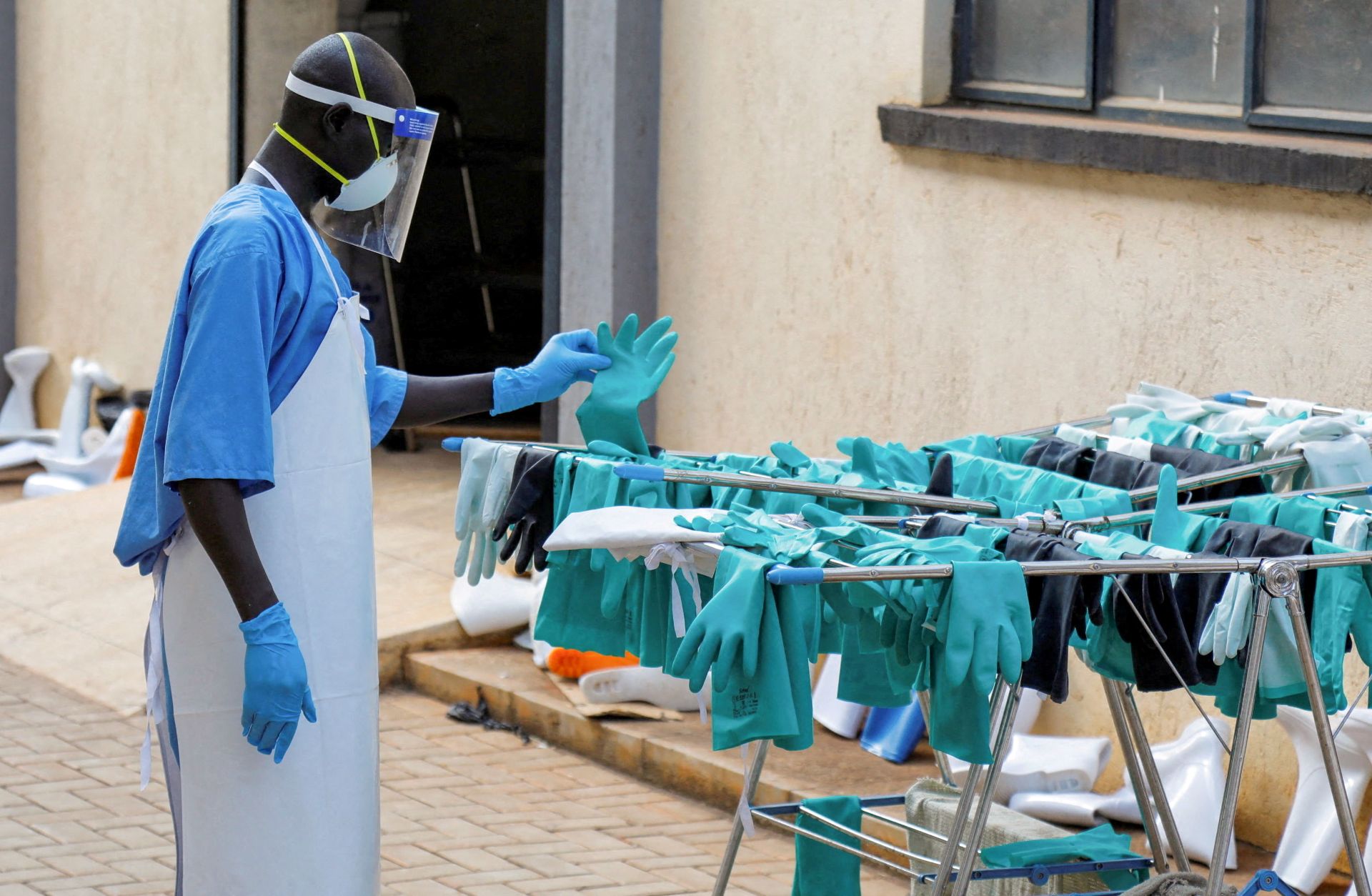 Surto de Ebola avança na RDC em área dominada por milícias rebeldes