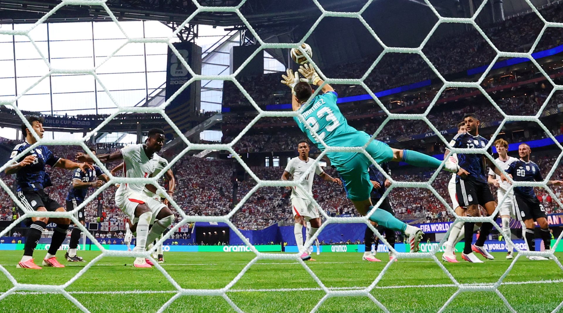 Dibu Martínez supera Fillol como o goleiro com mais jogos pela Argentina em Copas