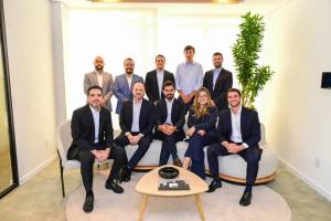 Da esquerda para a direita, em pé: Luan Sinimbu, Djan Amorim, Lennon Travassos, Jorge Rodrigues, Matheus Volpato. Sentados, estão Victor Britto, Wander Aquino, Diego Cunha, Laura Alves e Bernardo Ulmo.