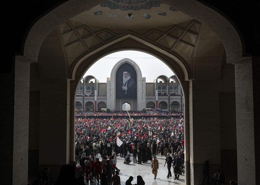 Autoridades iranianas ao lado do caixão do aiatolá Ali Khamenei, morto no primeiro dia da guerra travada por Estados Unidos e Israel contra o Irã. Crédito: Arash Khamooshi/Polaris para o The New York Times
