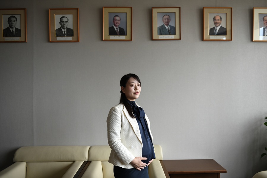 Shoko Kawata, prefeita de Yawata, em seu gabinete neste mês. Ela será a primeira prefeita do Japão a tirar licença-maternidade. Crédito: Noriko Hayashi/The New York Times
