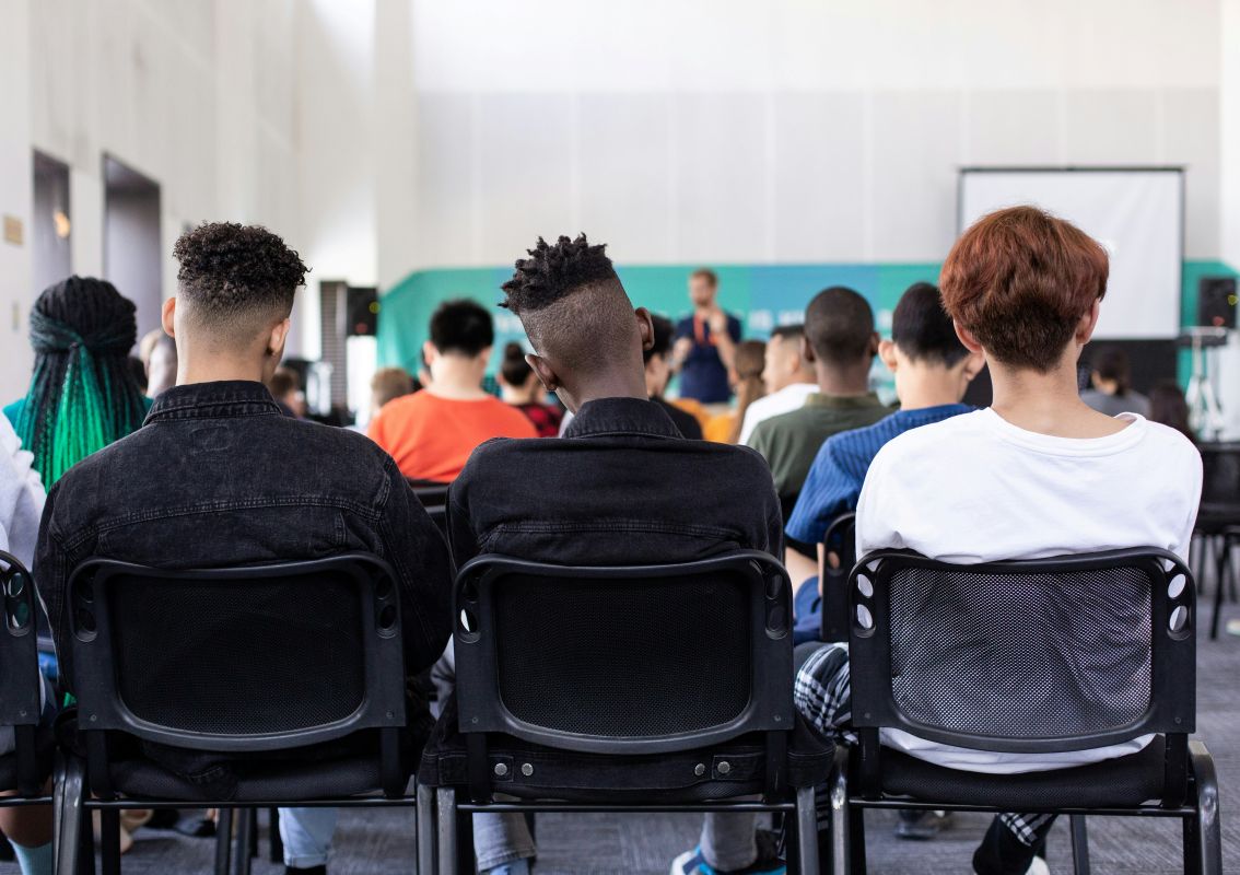 Jovens na sala de aula - programa Pé-de-Meia