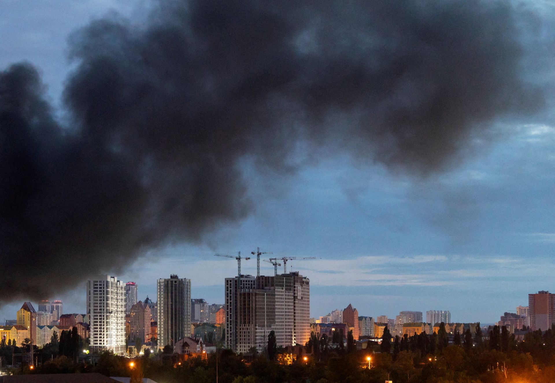 Aerei russi attaccano città ucraine, civili colpiti, guerra in corso