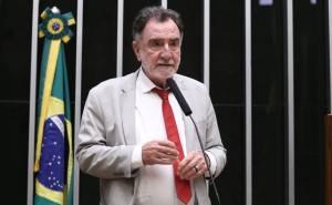 Patrus Ananias confirma candidatura ao governo de Minas após pedido de Lula