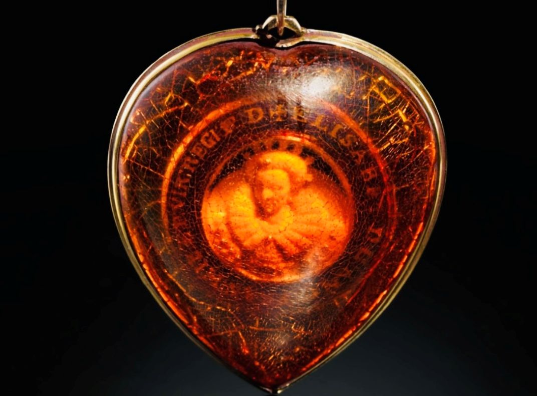 Pingente em formato de coração feito em âmbar com a imagem de Elizabeth I