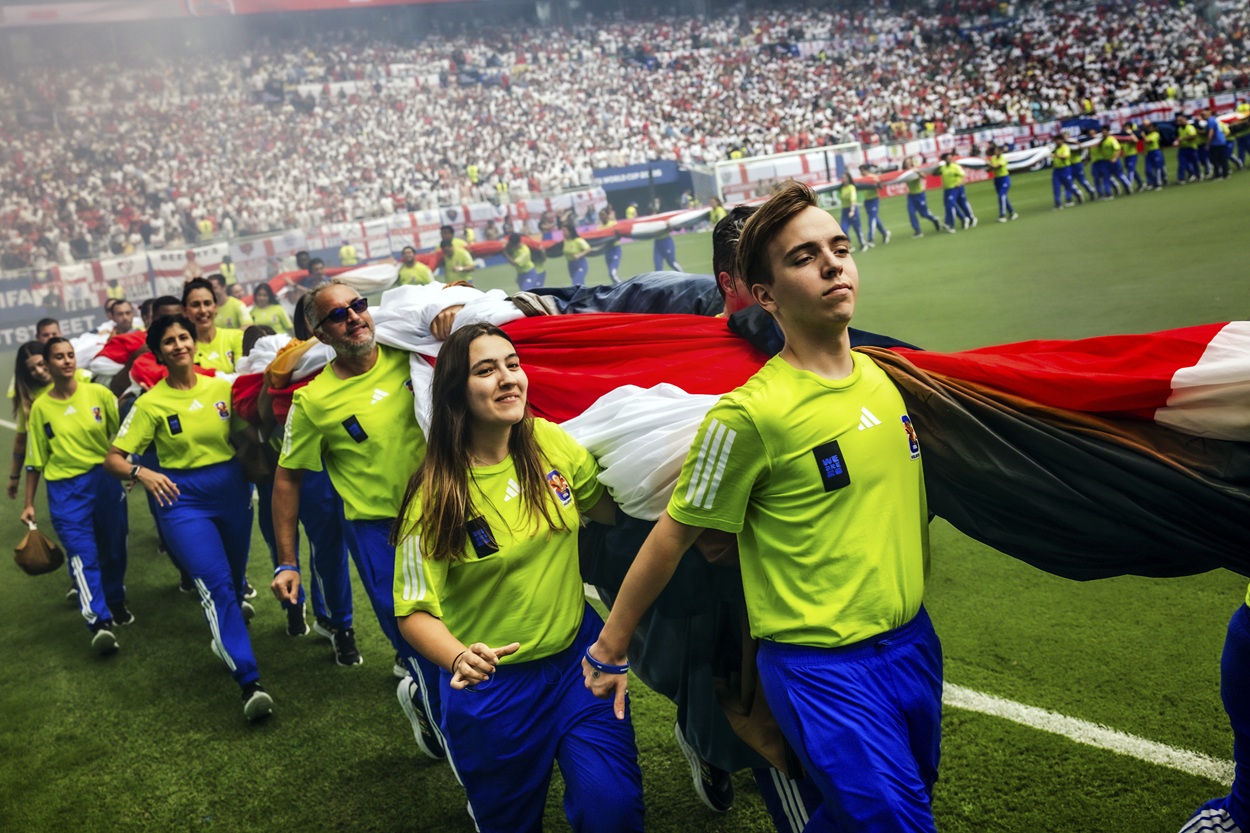 Estender uma bandeira na Copa do Mundo exige coordenação — e muitos braços