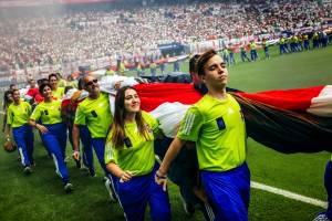 Bastidores da Copa: Mofo e Logística Desafiam Bandeiras Gigantes