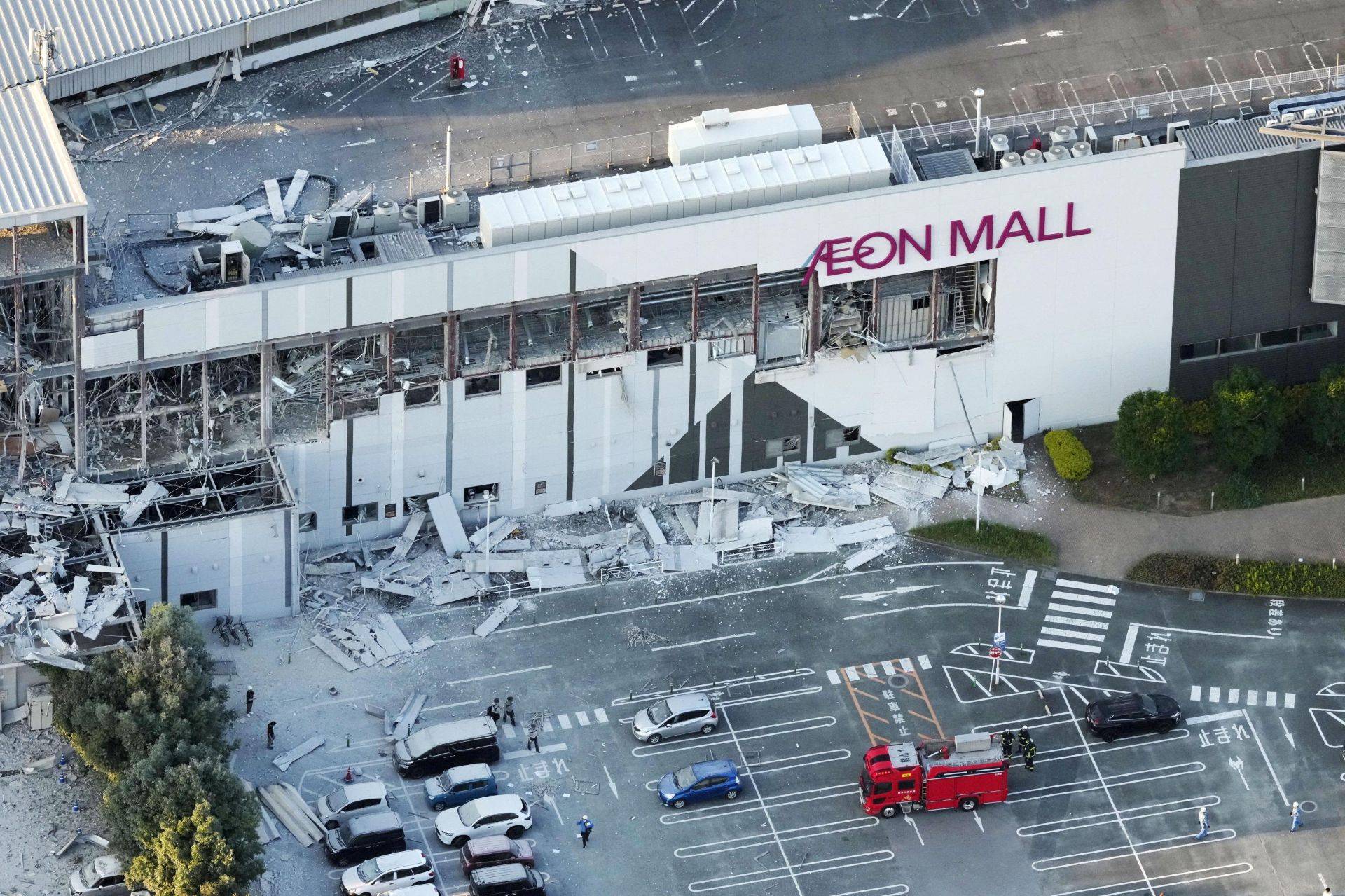 Vista aérea mostra o shopping center Aeon Mall, danificado por uma explosão após um terremoto com magnitude 7,1 atingir a província meridional japonesa de Kumamoto -28/07/2026 (Foto: Kyodo News/via REUTERS)