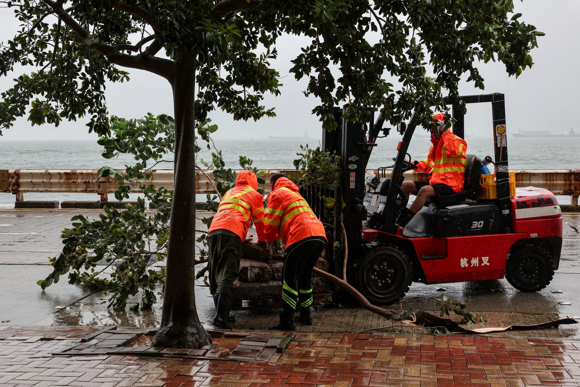 Tufão “Noul” atinge o sul da China, com ventos com intensidade de furacão