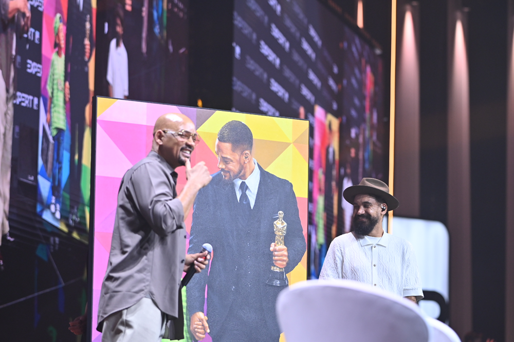 Eduardo Kobra entrega obra "Bliss" à Will Smith na Expert XP (Divulgação)