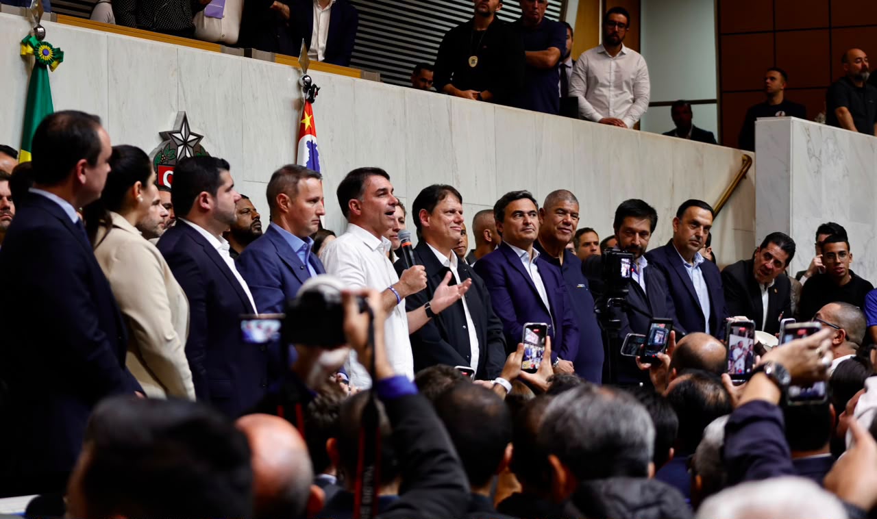 No encontro da direita, Flávio promove Tarcísio enquanto governador promove Bolsonaro