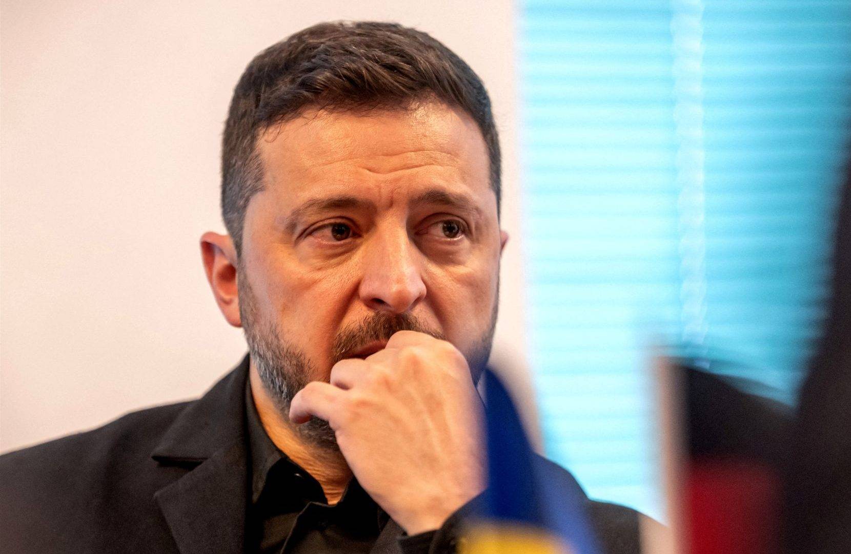 Ucrânia ataca refinarias russas enquanto Zelensky anuncia reforma no governo