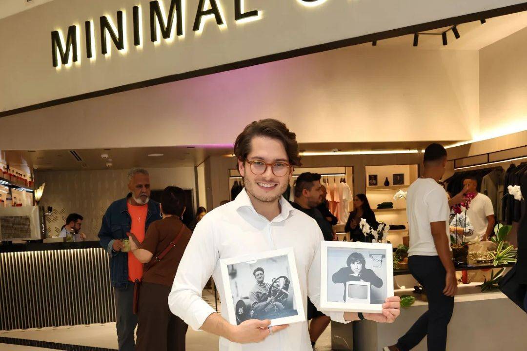 José Bento Meirelles, fundador e CEO da Minimal, em frente à loja da marca no Rio de Janeiro (Foto: Divulgação/Minimal)