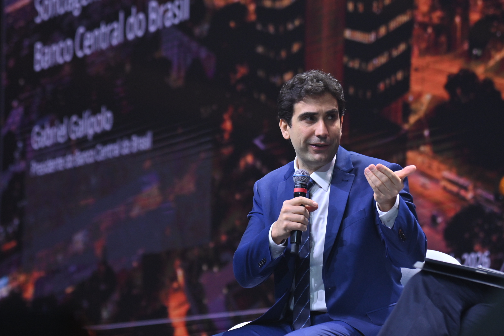 Parte da dívida dos brasileiros é pouco sensível à política monetária, diz Galípolo