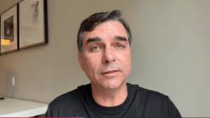 Flávio Bolsonaro cobra governo Lula por sobretaxa da China sobre carne brasileira