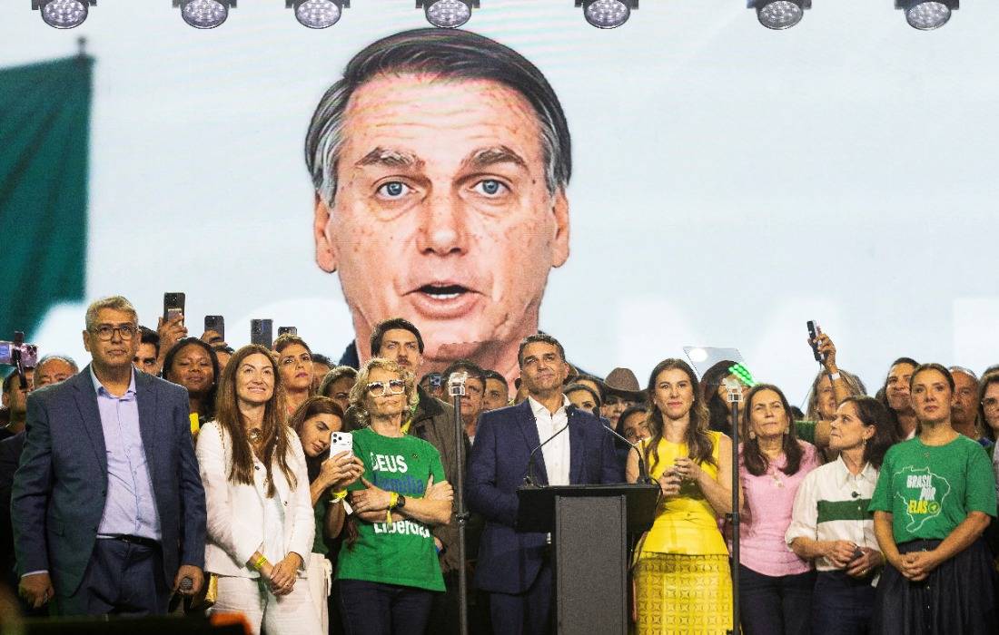 Flávio Bolsonaro diz que usará imagem do pai na campanha dentro dos limites da lei