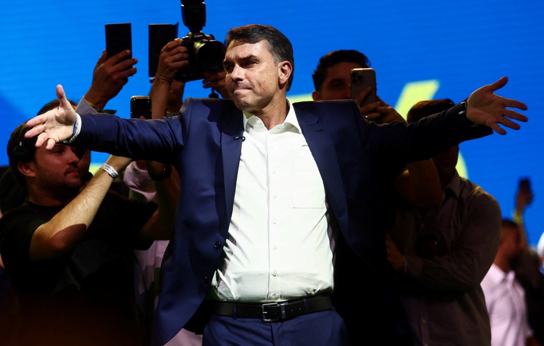 Flávio Bolsonaro chama Lula de 'projeto de ditador' e diz que vai 'demiti-lo'