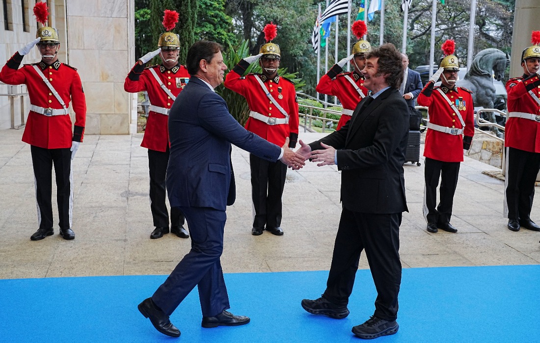 Com tapete azul, Tarcísio recebe Milei no Palácio dos Bandeirantes e entrega