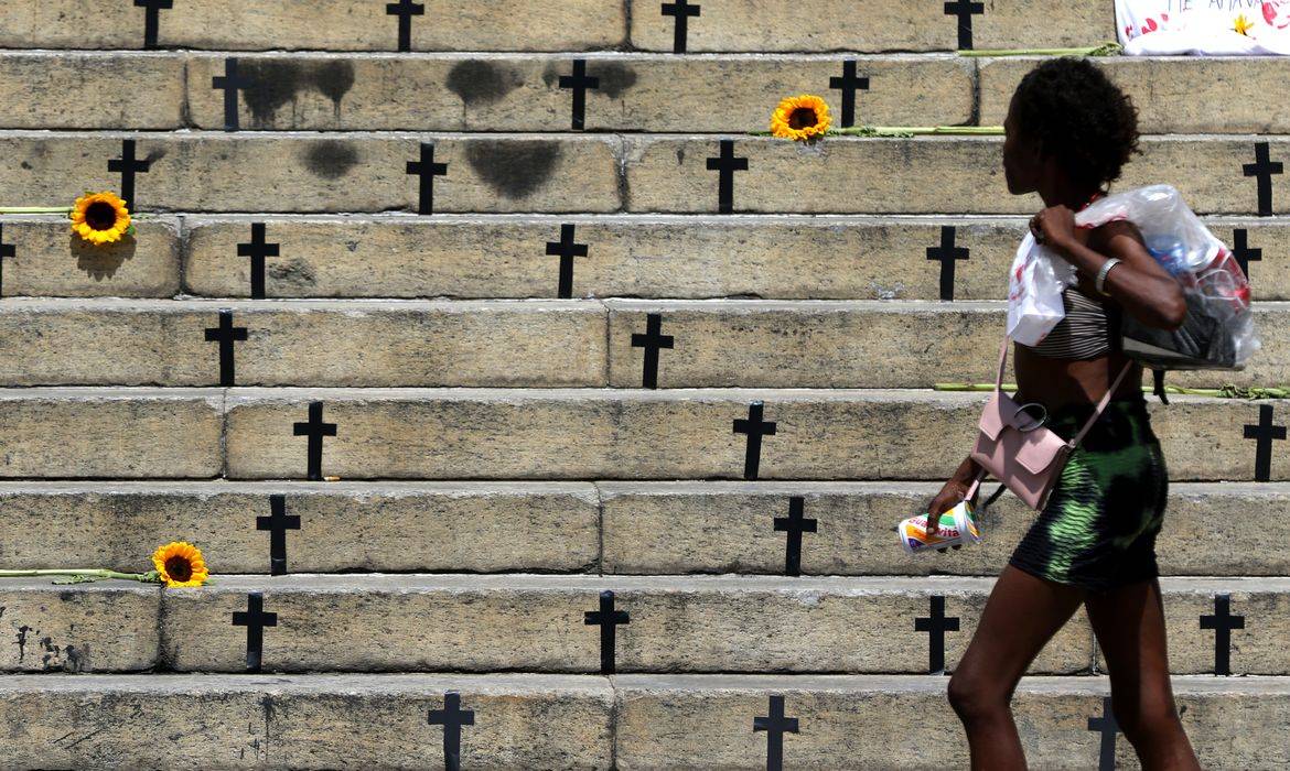 20ª edição do Anuário Brasileiro de Segurança Pública, divulgada nesta quinta-feira (23), mostra que o número de mortes violentas intencionais (MVI) no Brasil caiu de 20,6 casos por 100 mil habitantes em 2024, para 19,1 casos por 100 mil habitantes. Foto: Tânia Rêgo/Agência Brasil