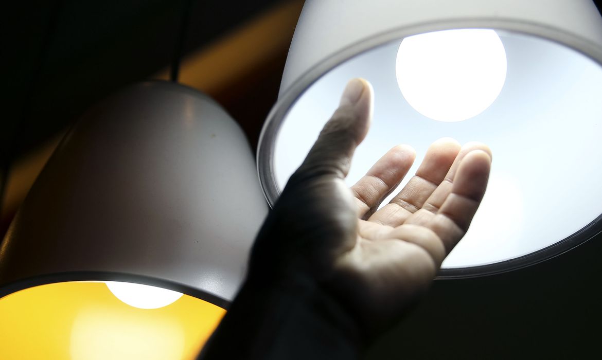 Por que energia elétrica liderou queda de preços e levou IPCA-15 a deflação de 0,40% - QTU Questões do Universo