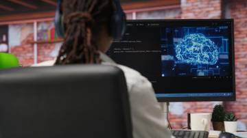 Engenheiro de TI bebendo café usando computador em casa para computação