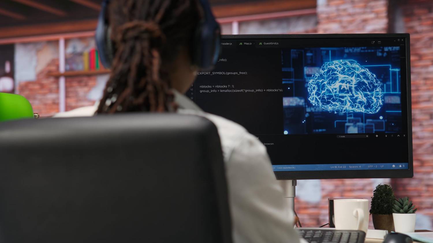 Engenheiro de TI bebendo café usando computador em casa para computação
