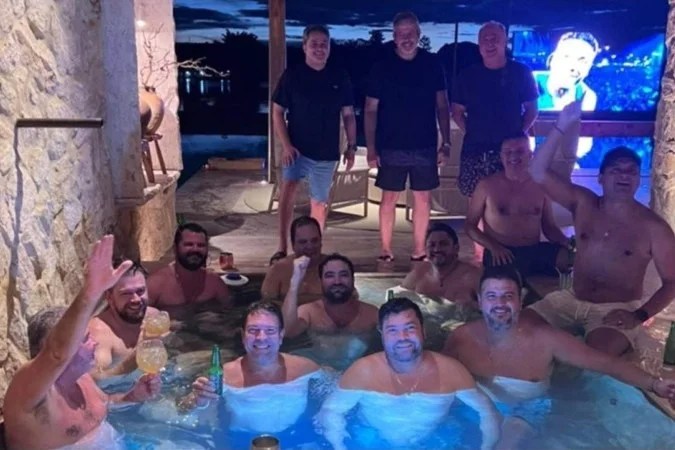 PF encontra foto de advogado investigado em piscina com deputados e senadores
