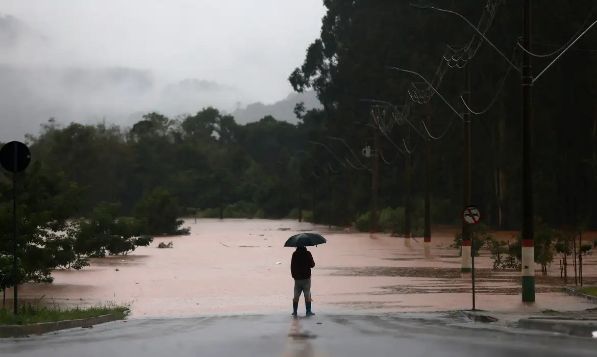 Frente Fria e Ciclone Trazem Tempestades e Queda de Temperatura ao Sul do Brasil