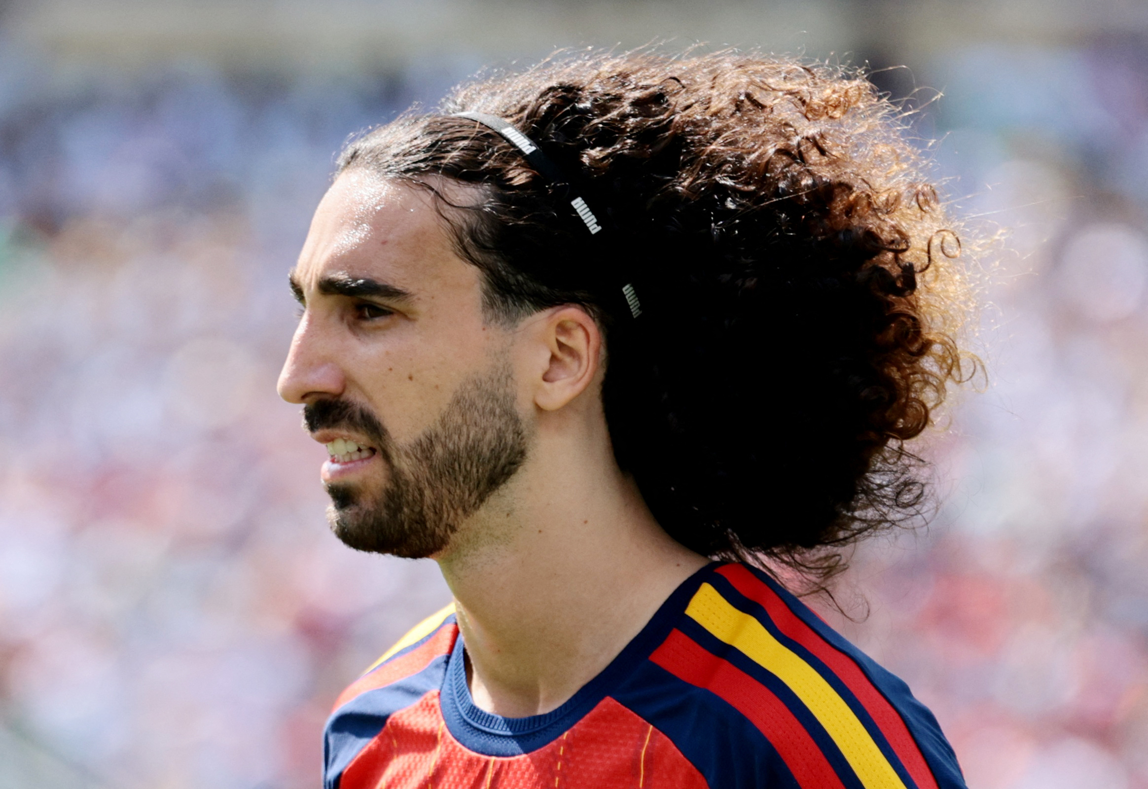 Cucurella surpreende carteiro ao emprestar medalha da Copa do Mundo