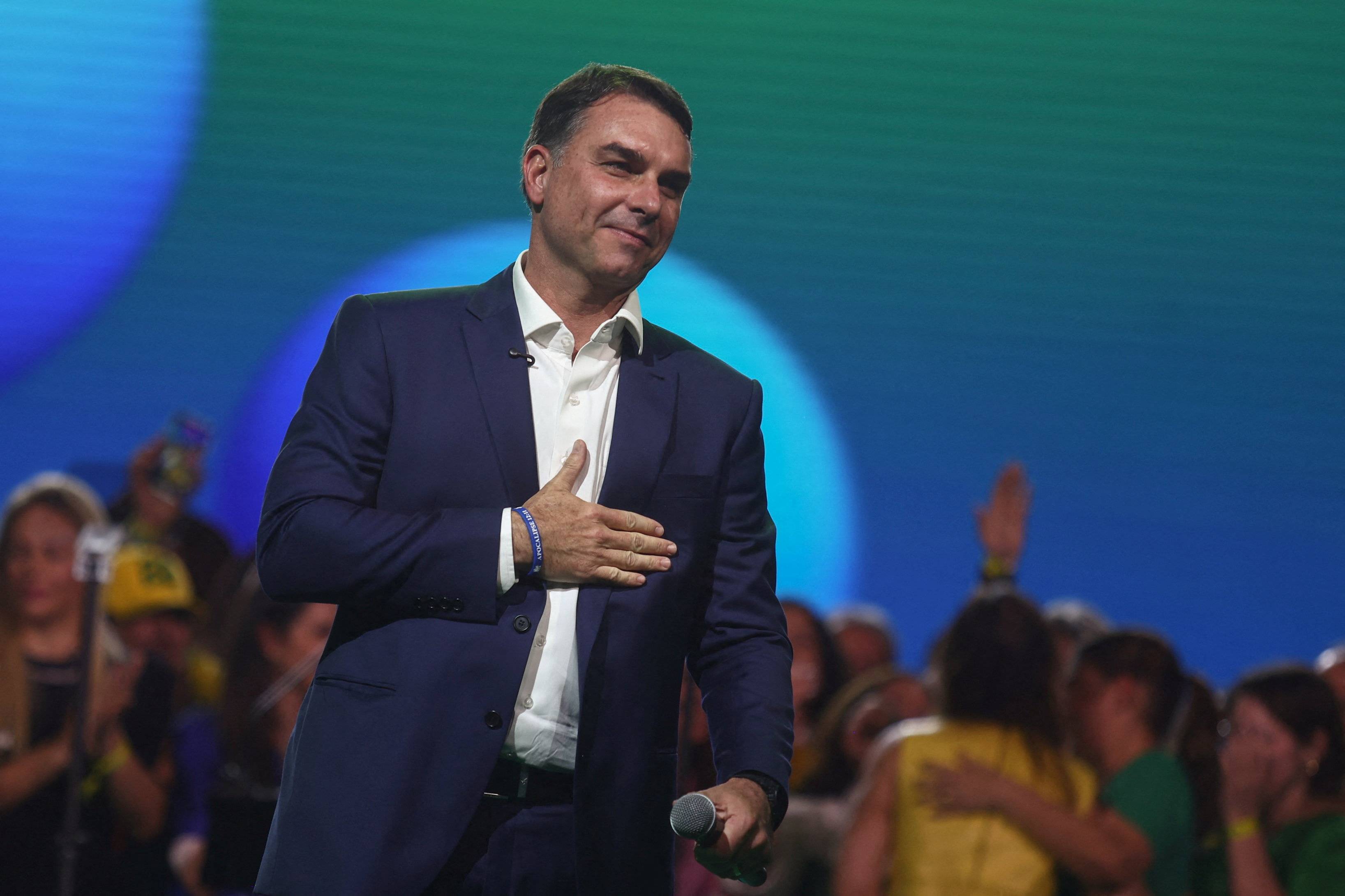 Flávio Bolsonaro promete o maior corte de carga tributária da história do País