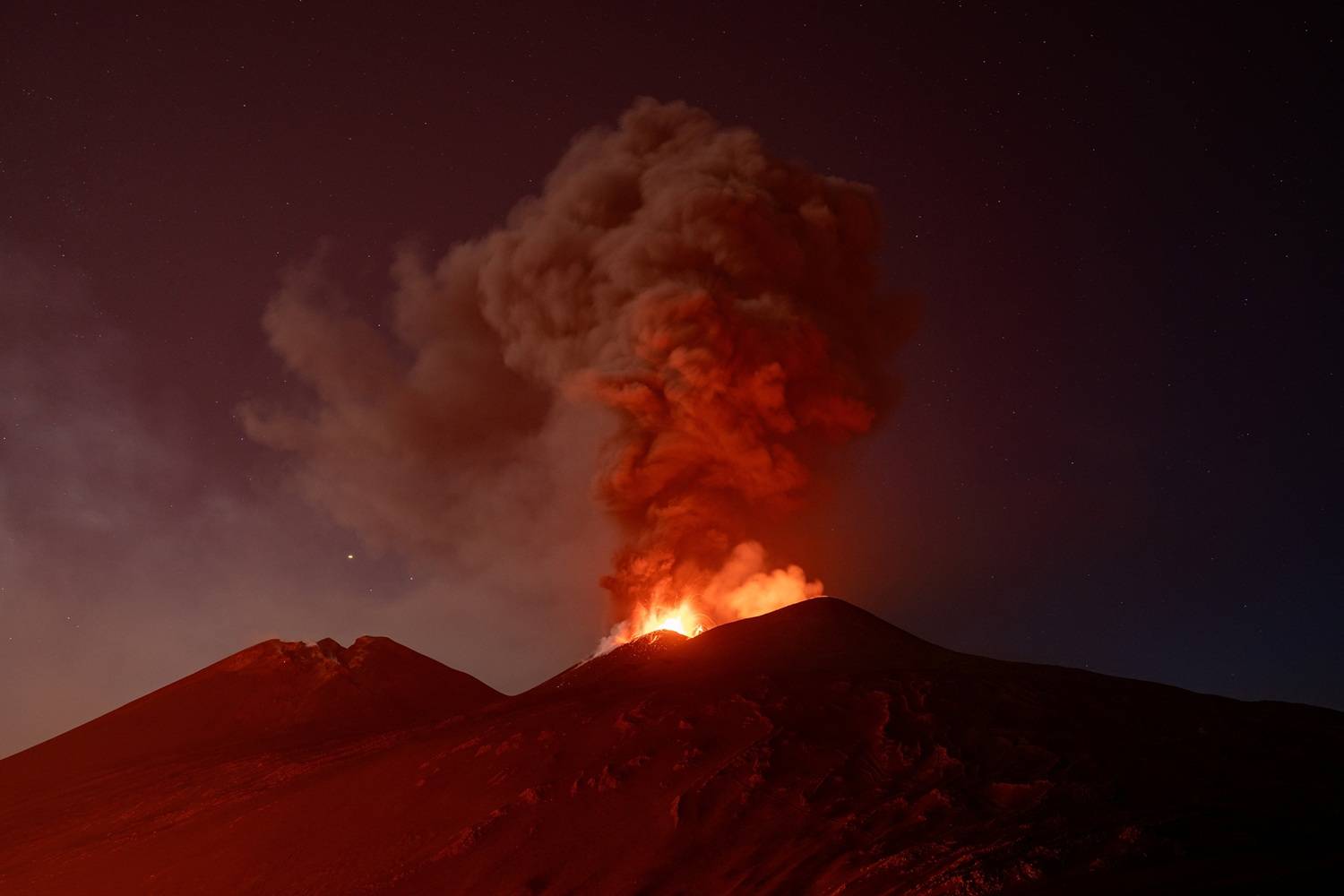 Material vulcânico e fumaça sobem do Monte Etna durante uma erupção sob um céu estrelado, na Sicília, Itália, em 30 de julho de 2026. REUTERS/Giuseppe Di Stefano — TPX IMAGES OF THE DAY
