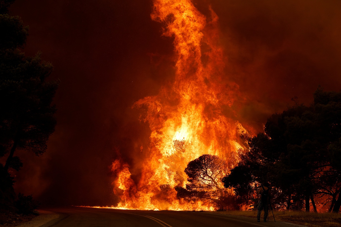 Incêndios devastam Grécia, França e Espanha sob ventos fortes e calor recorde